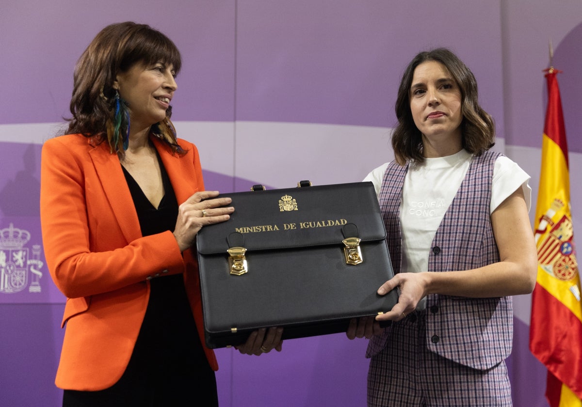 La ministra de Igualdad, Ana Redondo, recibe la cartera de manos de Irene Montero