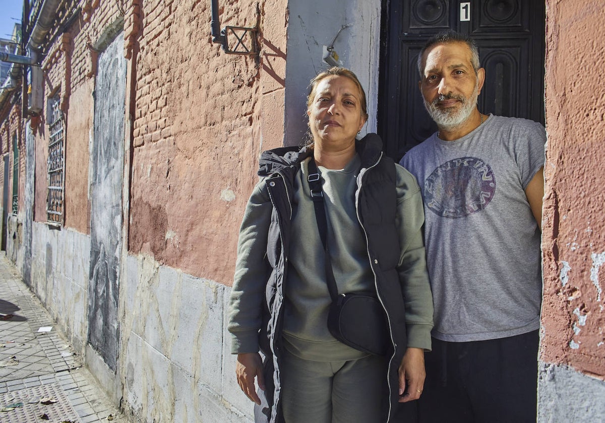Loli e Israel, en el exterior de la vivienda que okupan en Peironcely, 10