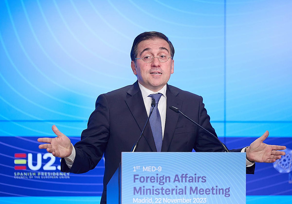 El ministro de Asuntos Exteriores, José Manuel Albares, esta tarde en la rueda de prensa posterior a la cumbre del Med9