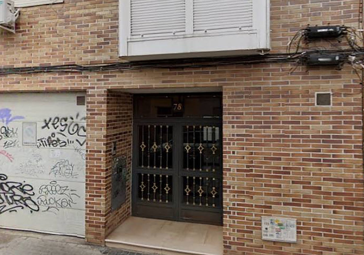 El portal donde cayó desplomada la víctima