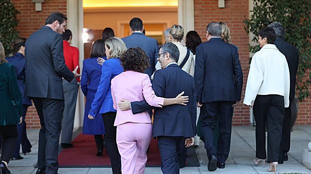 Los miembros del nuevo Gobierno entran en el Palacio de la Moncloa para celebrar su primer Consejo de Ministros