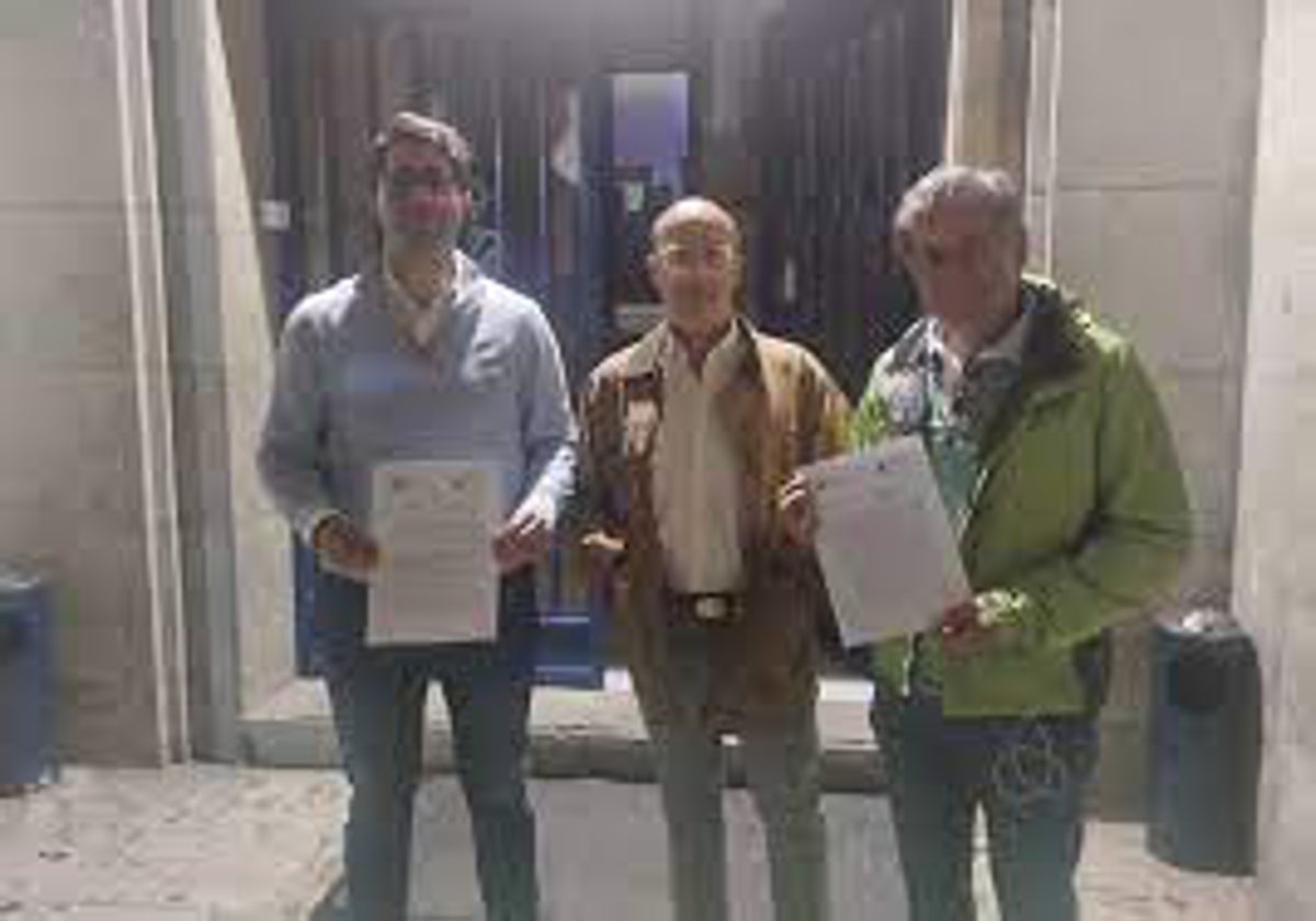 Manuel Palomares y Antonio Losa con su abogado a la salida de interponer denuncia en comisaría