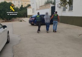 Roba a punta de navaja en un local de apuestas y se disculpa con el empleado