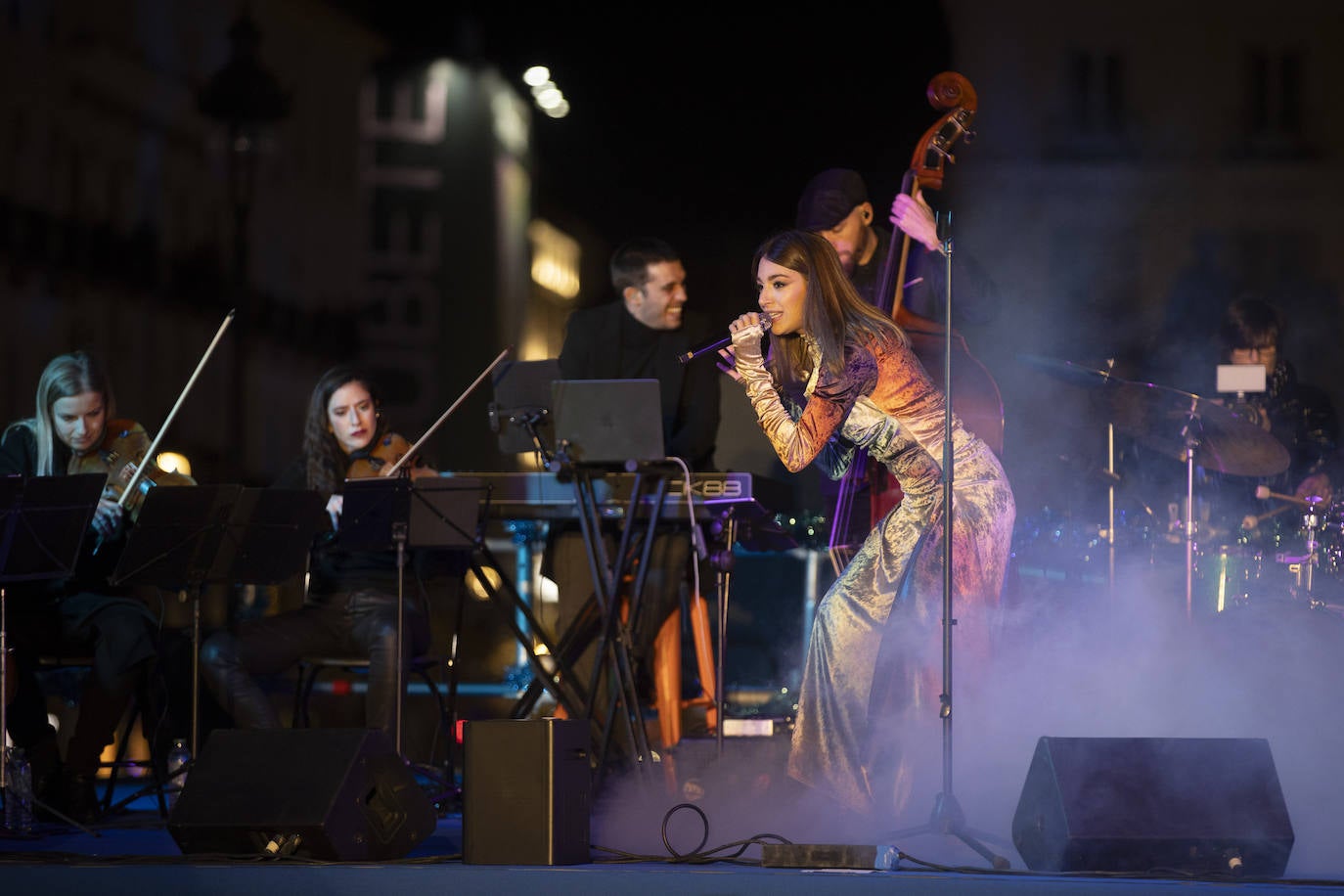 Ana Guerra canta momentos antes del encendido de Navidad 2023 en Madrid.