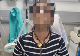 La mujer que llegó al hospital maniatada de cuello a manos no pide protección sobre su presunto agresor