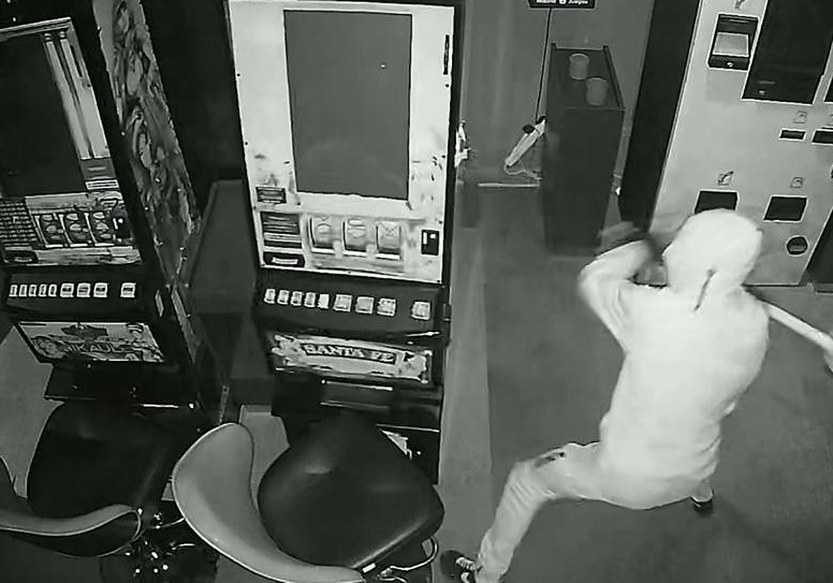 Uno de los implicados, en plena acción delictiva