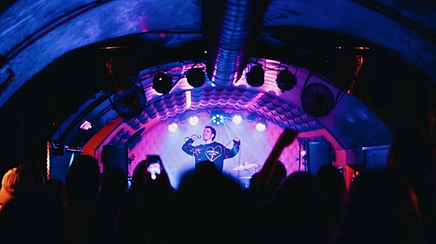 El artista gallego Ivansan durante un concierto