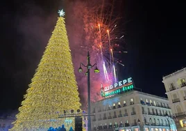 Ana Guerra, Disney y el reparto de 'Campeones' prenden desde la Puerta del Sol la Navidad madrileña