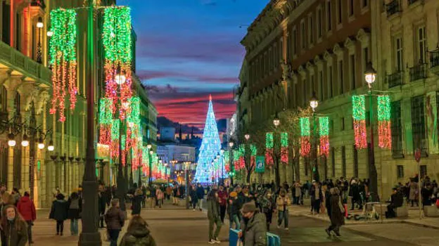 La puerta del Sol iluminada con las luces de navideñas