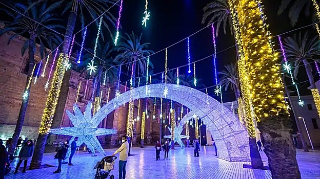Alumbrado navideño en la plaza de la Catedral de Almería en 2021
