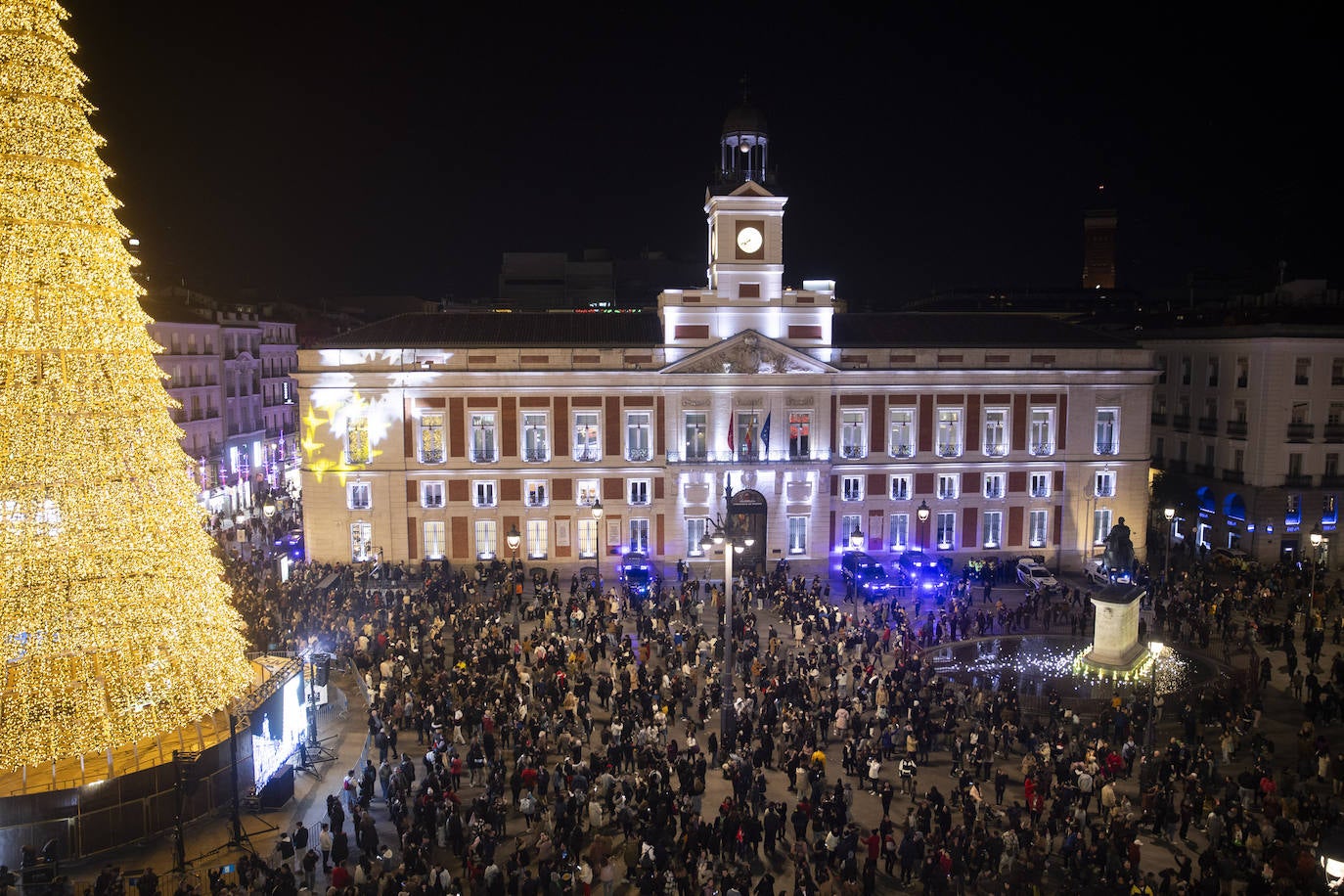 La Puerta del Sol tras encenderse el árbol de Navidad.