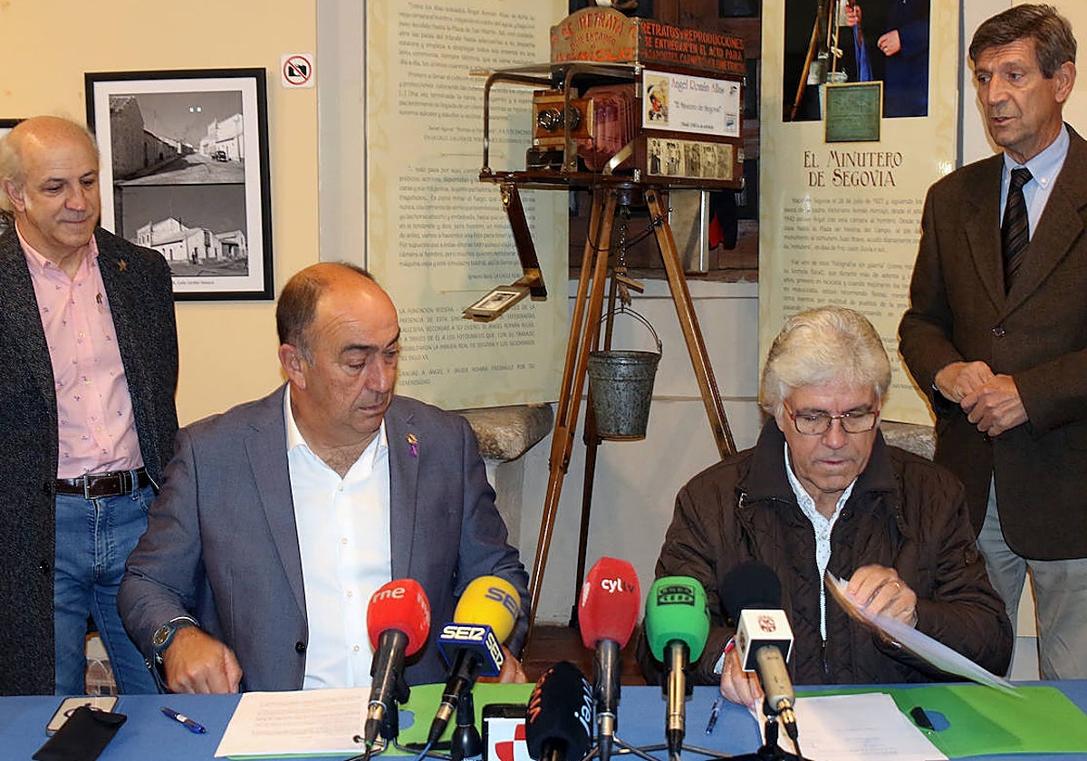 Firma de cesión de la cámara de 'El Minutero de Segovia' al Museo Rodera Robles
