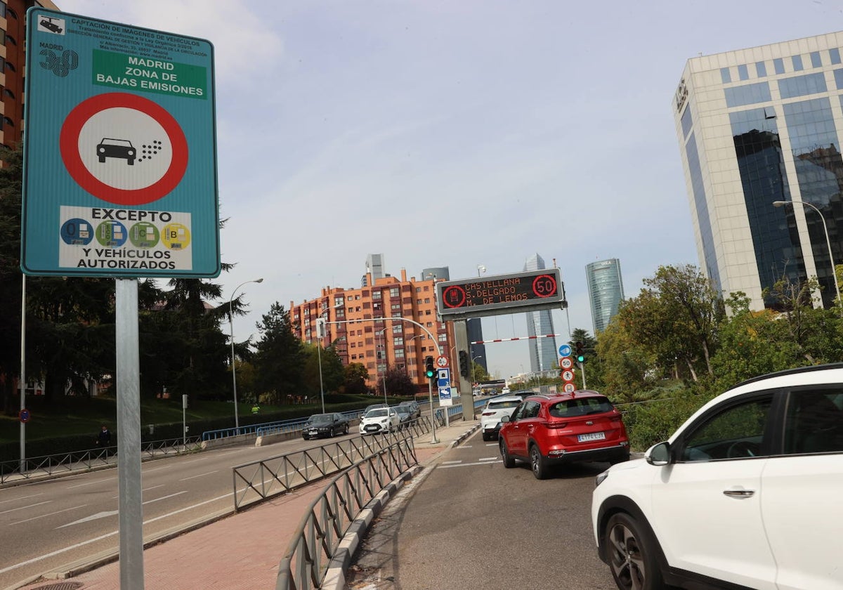 Uno de los carteles que advierten de las zonas de bajas emisiones de Madrid