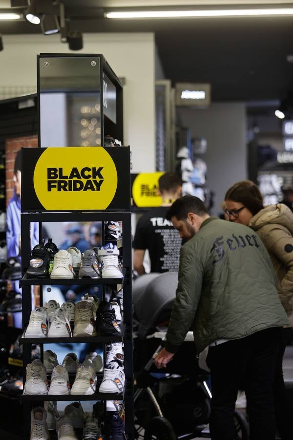 Fotos: ambientazo en la calle en busca de las ofertas del Black Friday en Córdoba