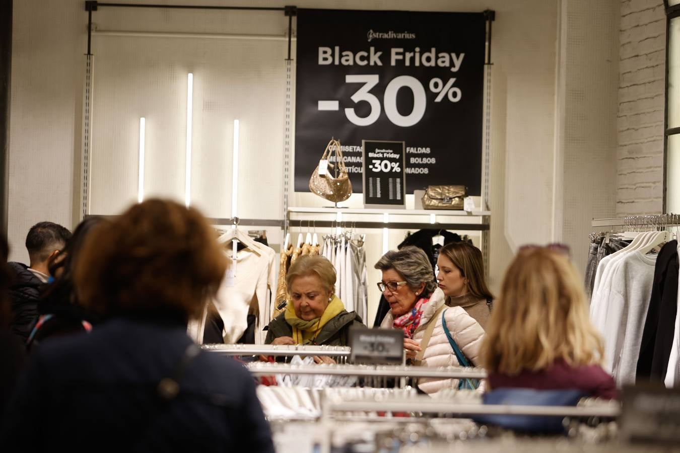 Fotos: ambientazo en la calle en busca de las ofertas del Black Friday en Córdoba