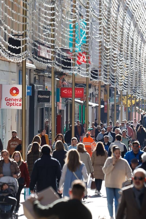 Fotos: ambientazo en la calle en busca de las ofertas del Black Friday en Córdoba