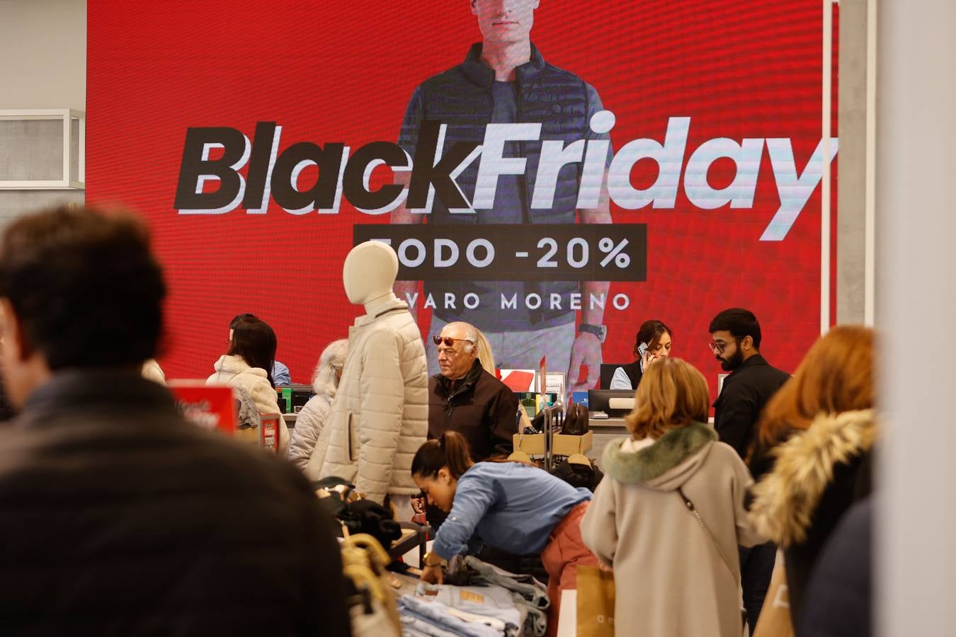 Fotos: ambientazo en la calle en busca de las ofertas del Black Friday en Córdoba