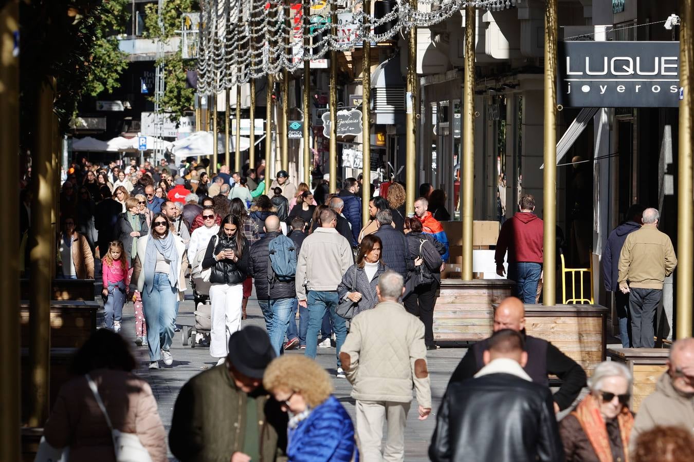 Fotos: ambientazo en la calle en busca de las ofertas del Black Friday en Córdoba