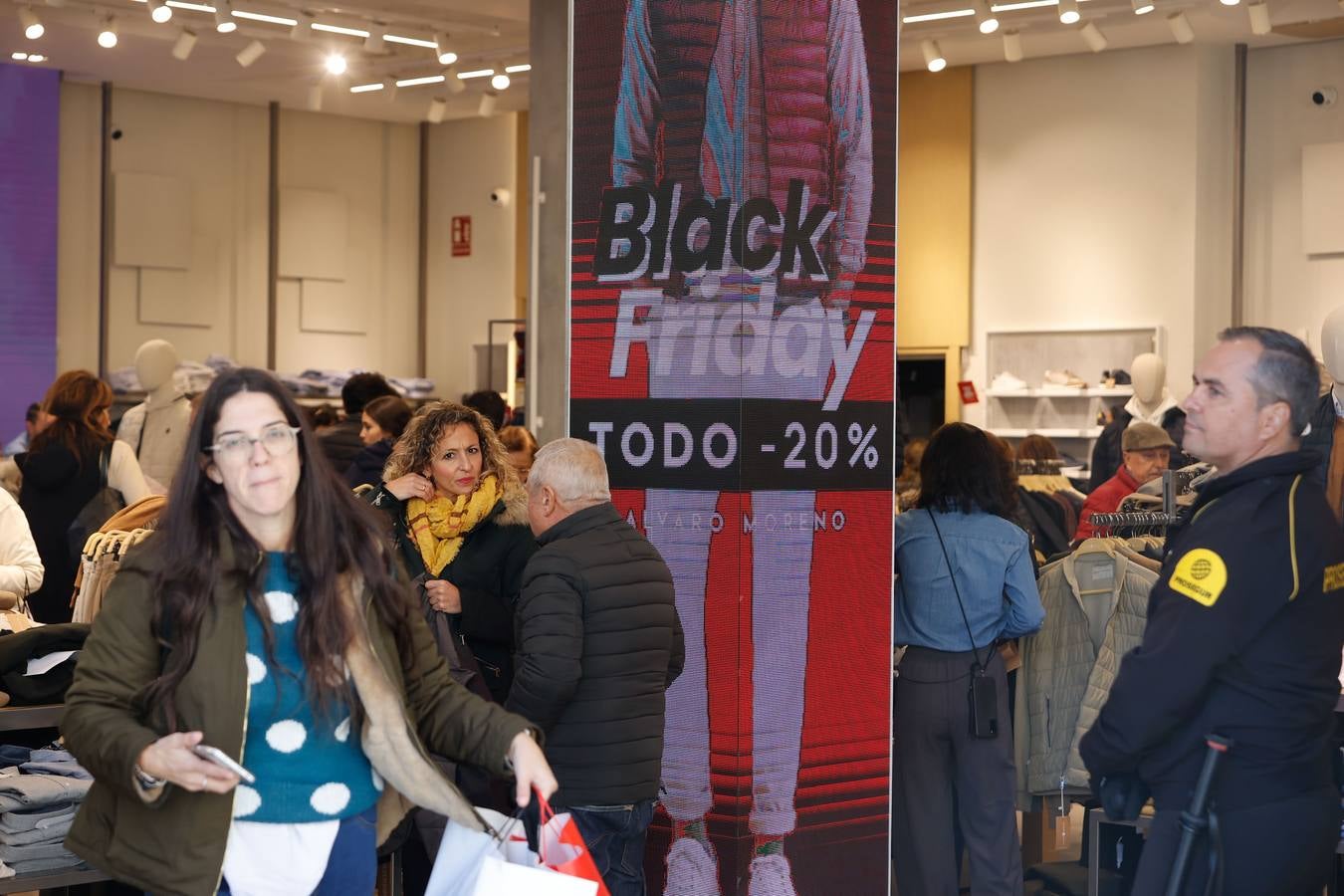 Fotos: ambientazo en la calle en busca de las ofertas del Black Friday en Córdoba