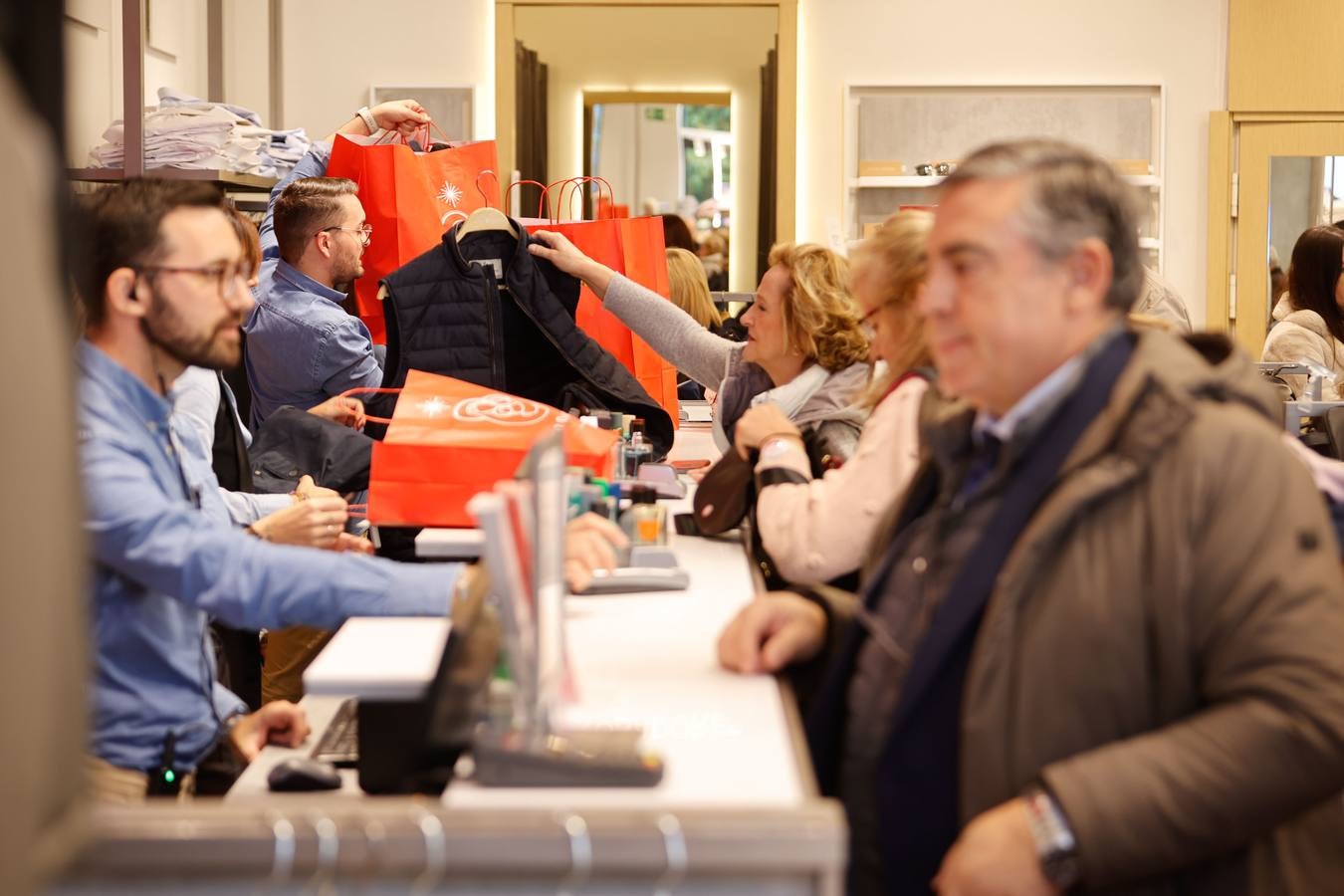 Fotos: ambientazo en la calle en busca de las ofertas del Black Friday en Córdoba