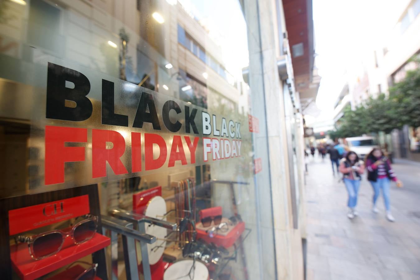 Fotos: ambientazo en la calle en busca de las ofertas del Black Friday en Córdoba