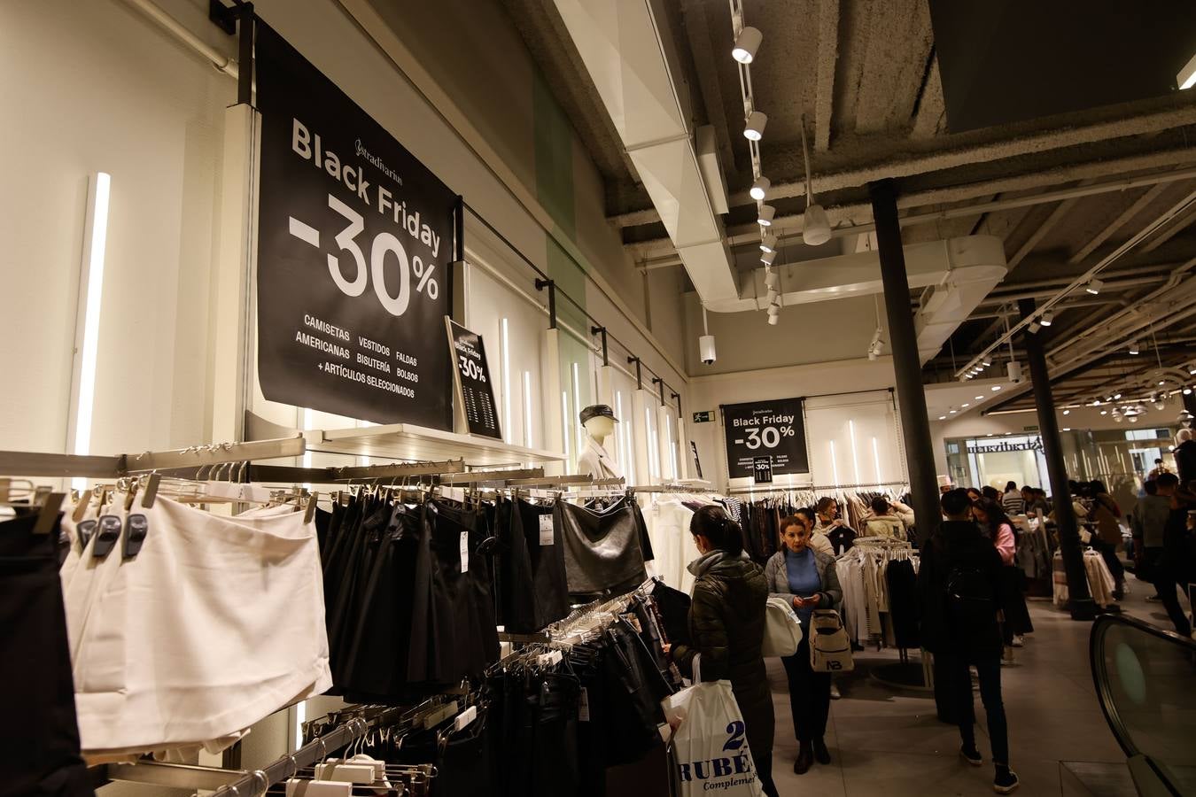 Fotos: ambientazo en la calle en busca de las ofertas del Black Friday en Córdoba