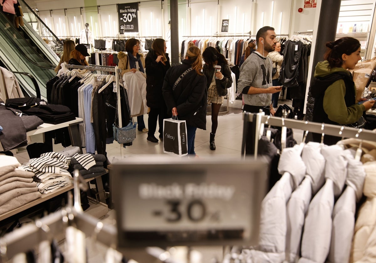 Clientes en una tienda de ropa