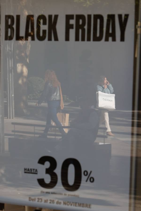 Fotos: ambientazo en la calle en busca de las ofertas del Black Friday en Córdoba