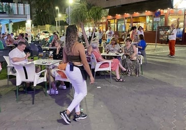 «Hasta mi hermana de nueve años puede trabajar de camarera»: la hostelería clama contra un tiktoker español