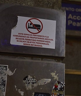 Imagen secundaria 2 - En la imagen principal, el paseo entre la calle Orense y la plaza de Azca donde se rematan las obras de un edificio de oficinas. Después, una de las escaleras retorcidas que terminan en rincones oscuros. En algunos, los vecinos han colgado carteles para advertir a los sintecho. 