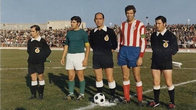 Félix Aranda y Luis Aragonés, capitanes del CD Toledo y el Atlético de Madrid, en el amistoso con el que se inauguró el estadio el 25 de noviembre de 1973