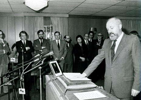 Imagen secundaria 1 - Arriba, Adolfo Suárez Illana, hijo del expresidente Adolfo Suárez, fue diputado popular y secretario de la Mesa del Congreso de los Diputados. Sobre estas líneas, José María Calviño, que fue el primer director de RTVE con el PSOE de González, y Ángeles Amador que fue ministra de Sanidad en el último gobierno de Felipe González y madre del nuevo ministro de Derechos Sociales, Pablo Bustinduy. 