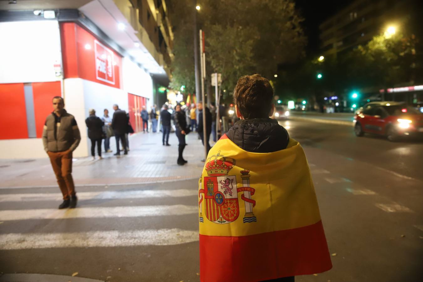 Fotos: Vox encabeza una nueva protesta en la sede del PSOE de Córdoba contra la amnistía