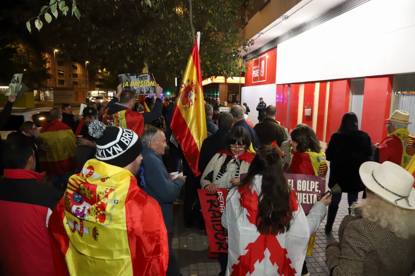 Fotos: Vox encabeza una nueva protesta en la sede del PSOE de Córdoba contra la amnistía