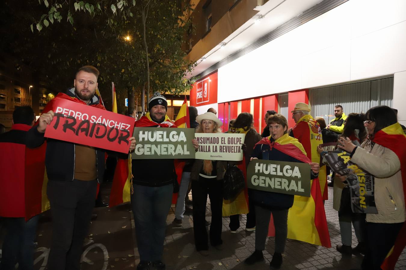 Fotos: Vox encabeza una nueva protesta en la sede del PSOE de Córdoba contra la amnistía