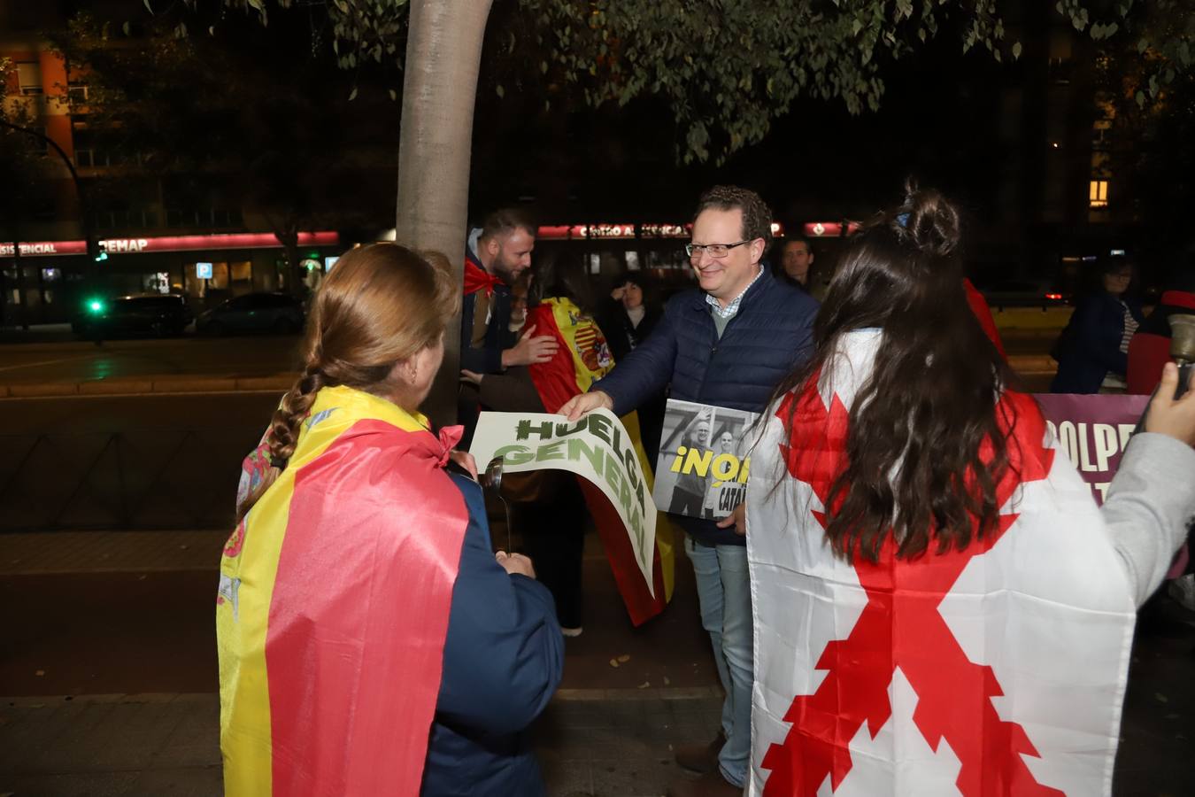 Fotos: Vox encabeza una nueva protesta en la sede del PSOE de Córdoba contra la amnistía