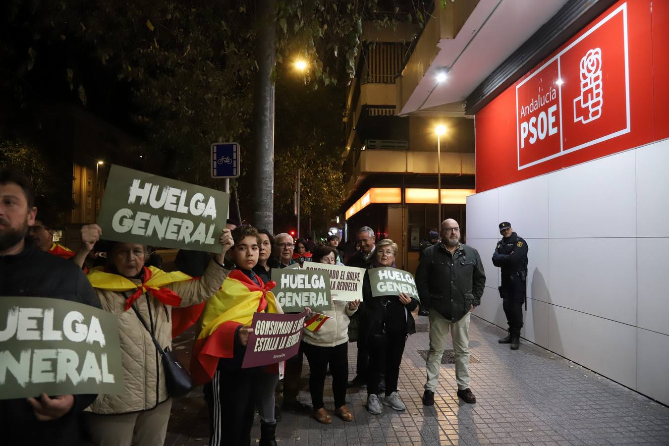 Fotos: Vox encabeza una nueva protesta en la sede del PSOE de Córdoba contra la amnistía