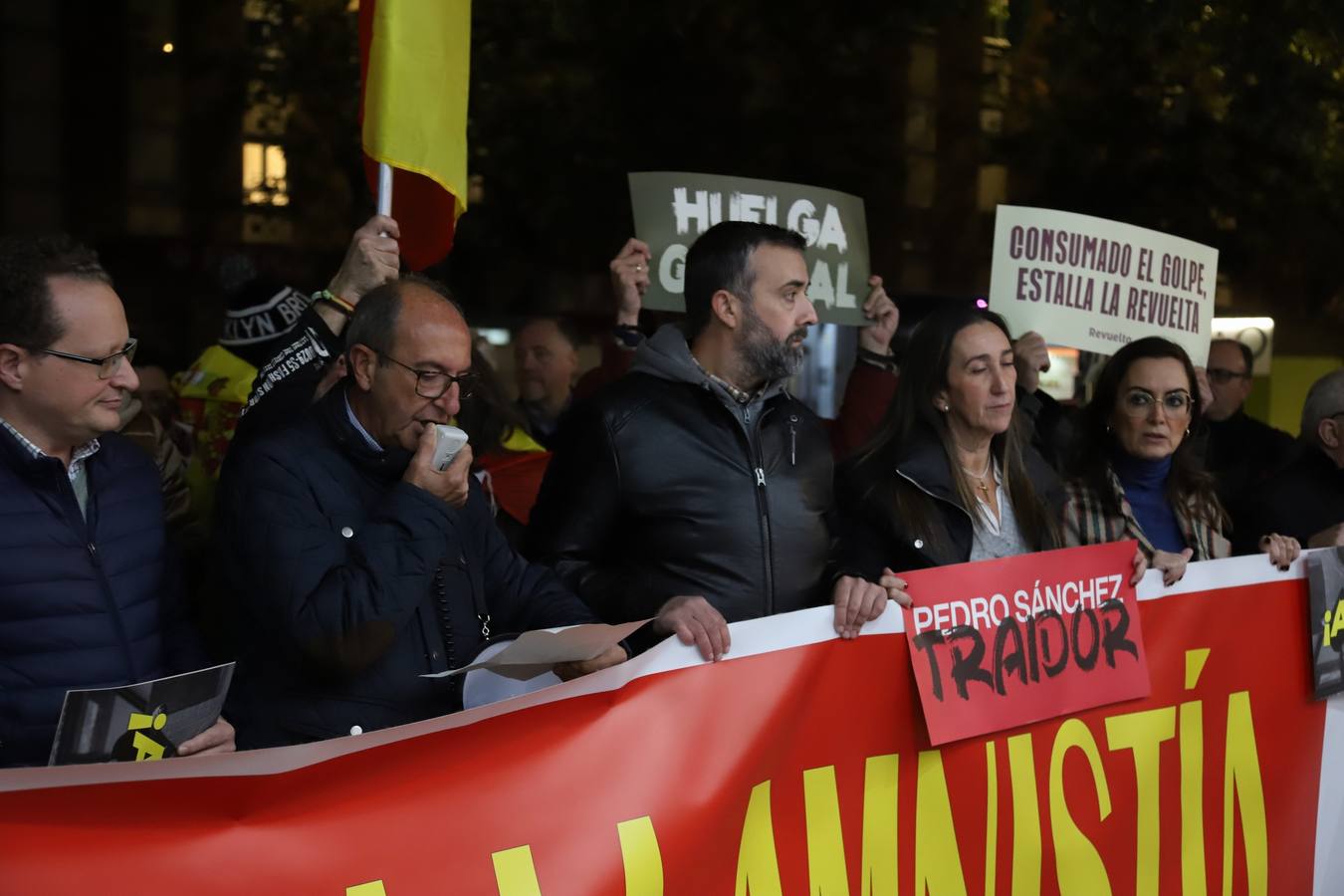 Fotos: Vox encabeza una nueva protesta en la sede del PSOE de Córdoba contra la amnistía