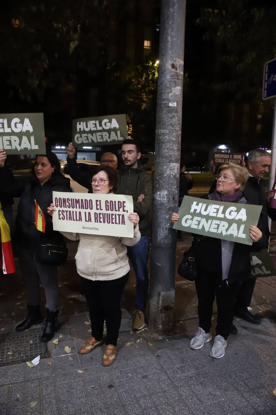 Fotos: Vox encabeza una nueva protesta en la sede del PSOE de Córdoba contra la amnistía