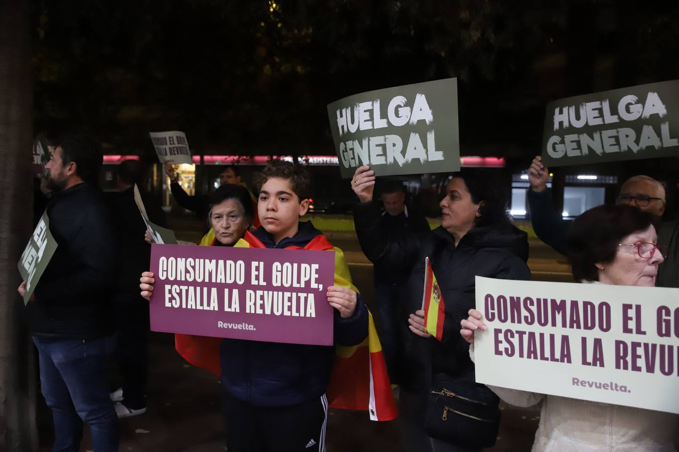 Fotos: Vox encabeza una nueva protesta en la sede del PSOE de Córdoba contra la amnistía