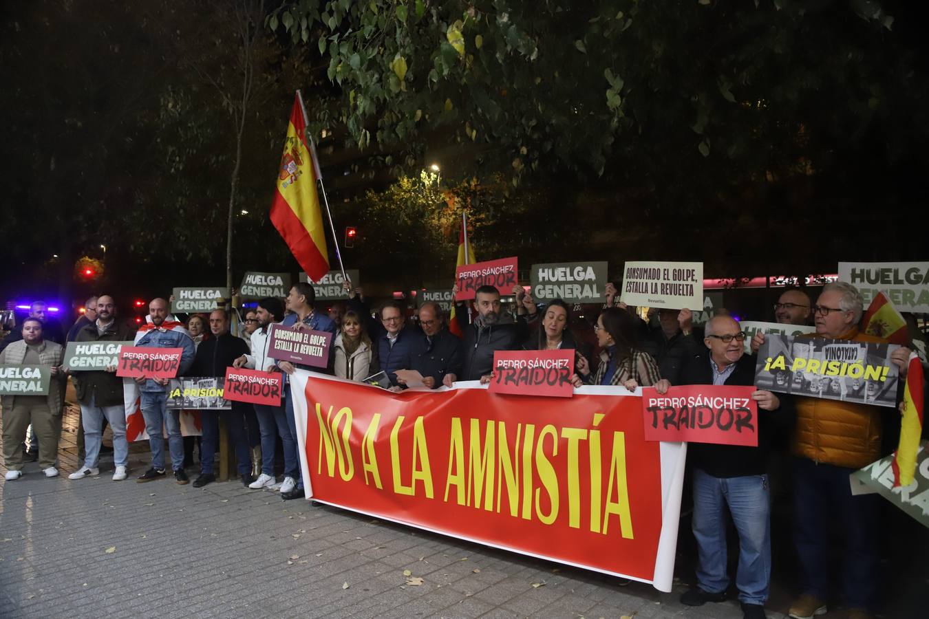 Fotos: Vox encabeza una nueva protesta en la sede del PSOE de Córdoba contra la amnistía