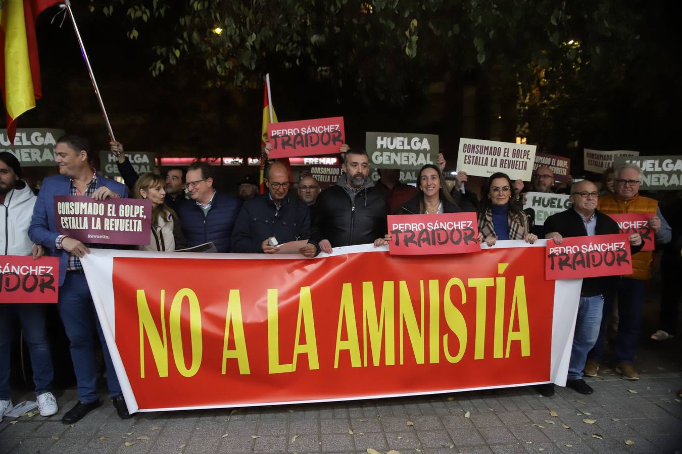 Fotos: Vox encabeza una nueva protesta en la sede del PSOE de Córdoba contra la amnistía