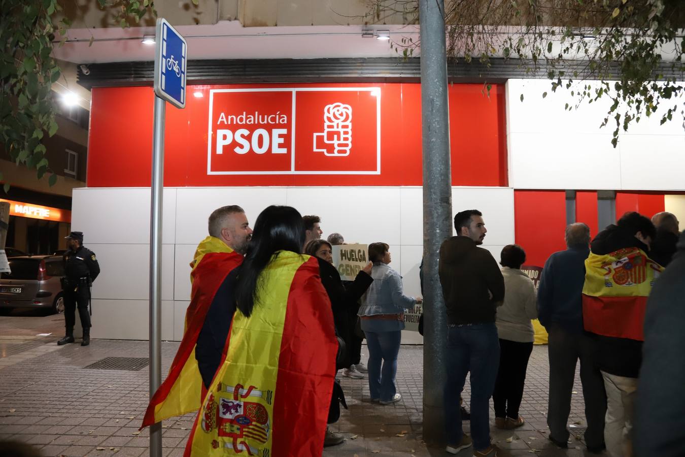 Fotos: Vox encabeza una nueva protesta en la sede del PSOE de Córdoba contra la amnistía