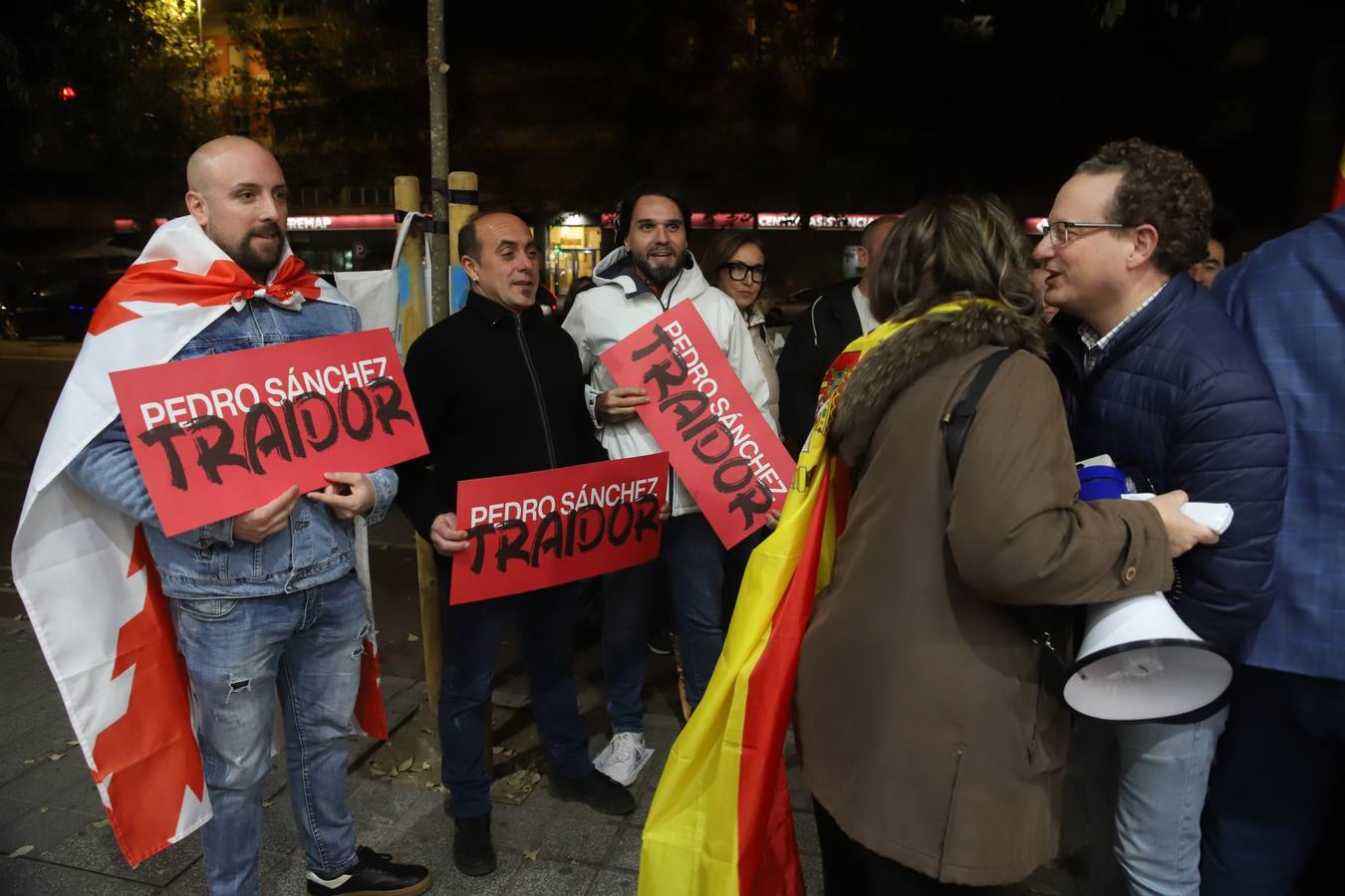 Fotos: Vox encabeza una nueva protesta en la sede del PSOE de Córdoba contra la amnistía