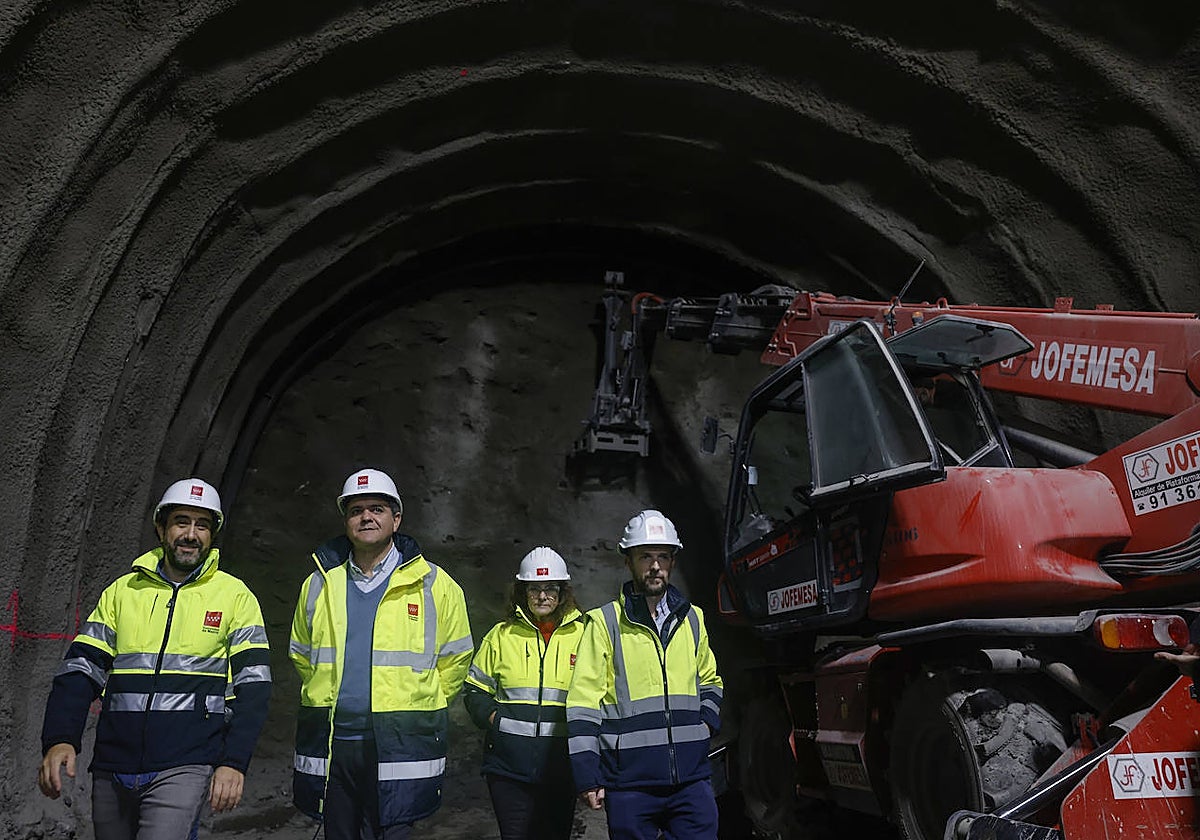 El consejero de Transportes, Jorge Rodrigo, este viernes durante su visita a las obras de ampliación de la línea 3 de Metro en Getafe