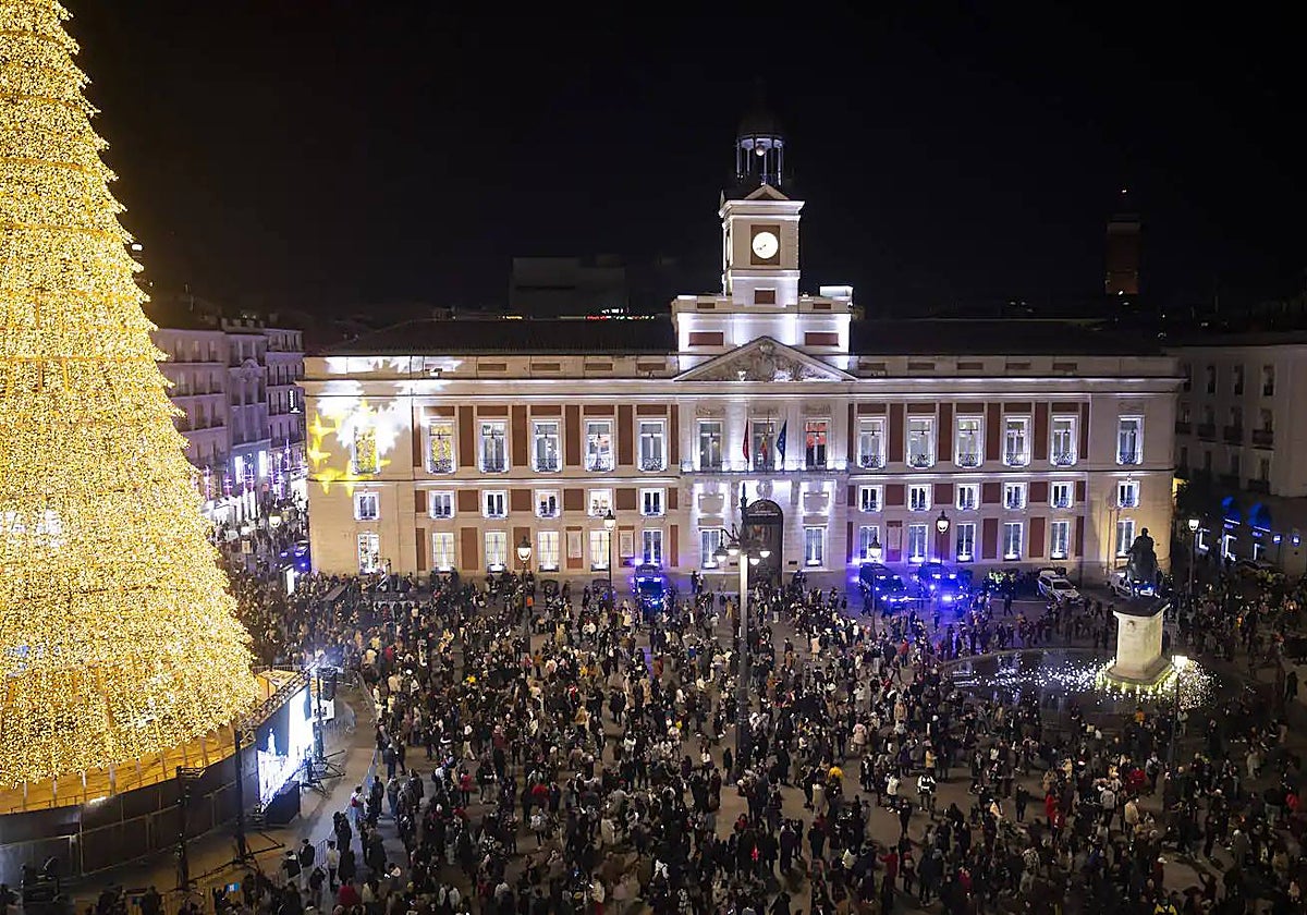 Panorámica del encendido de luces de Navidad, anoche, en la Puerta del Sol