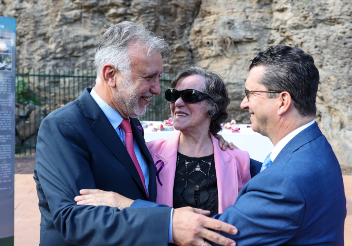 El ministro Ángel Víctor Torres, el alcalde de Arucas Juan Jesús Facundo, y la presidenta de la asociación, Pino Sosa