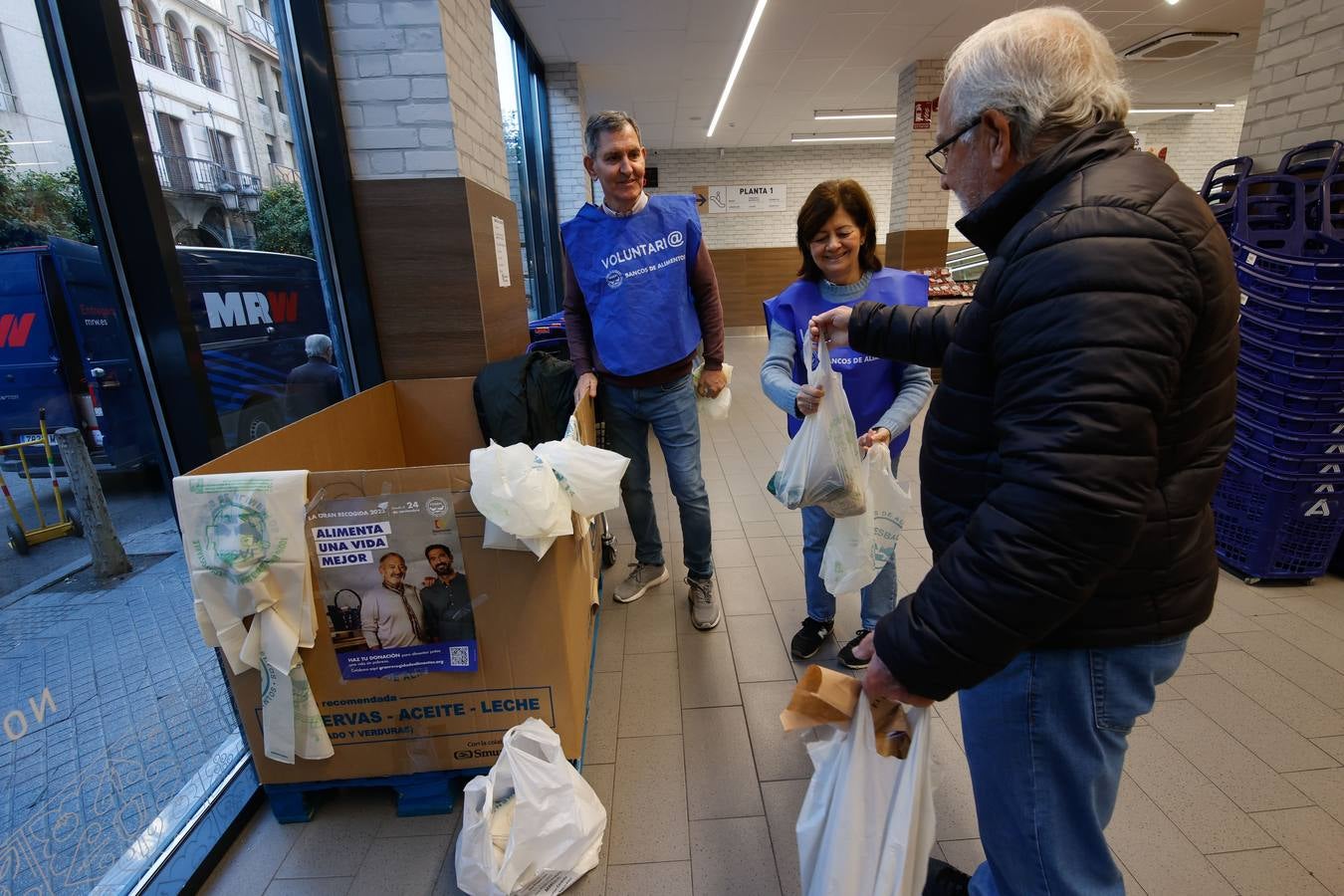 Fotos: los cordobeses se vuelcan con la Gran Recogida de Alimentos