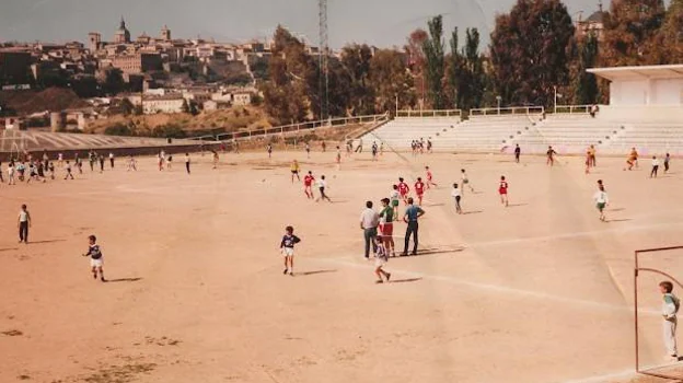 En los años 80 hubo una sequía tremenda, el césped «se deterioró mucho» y se volvió a la tierra hasta 1987