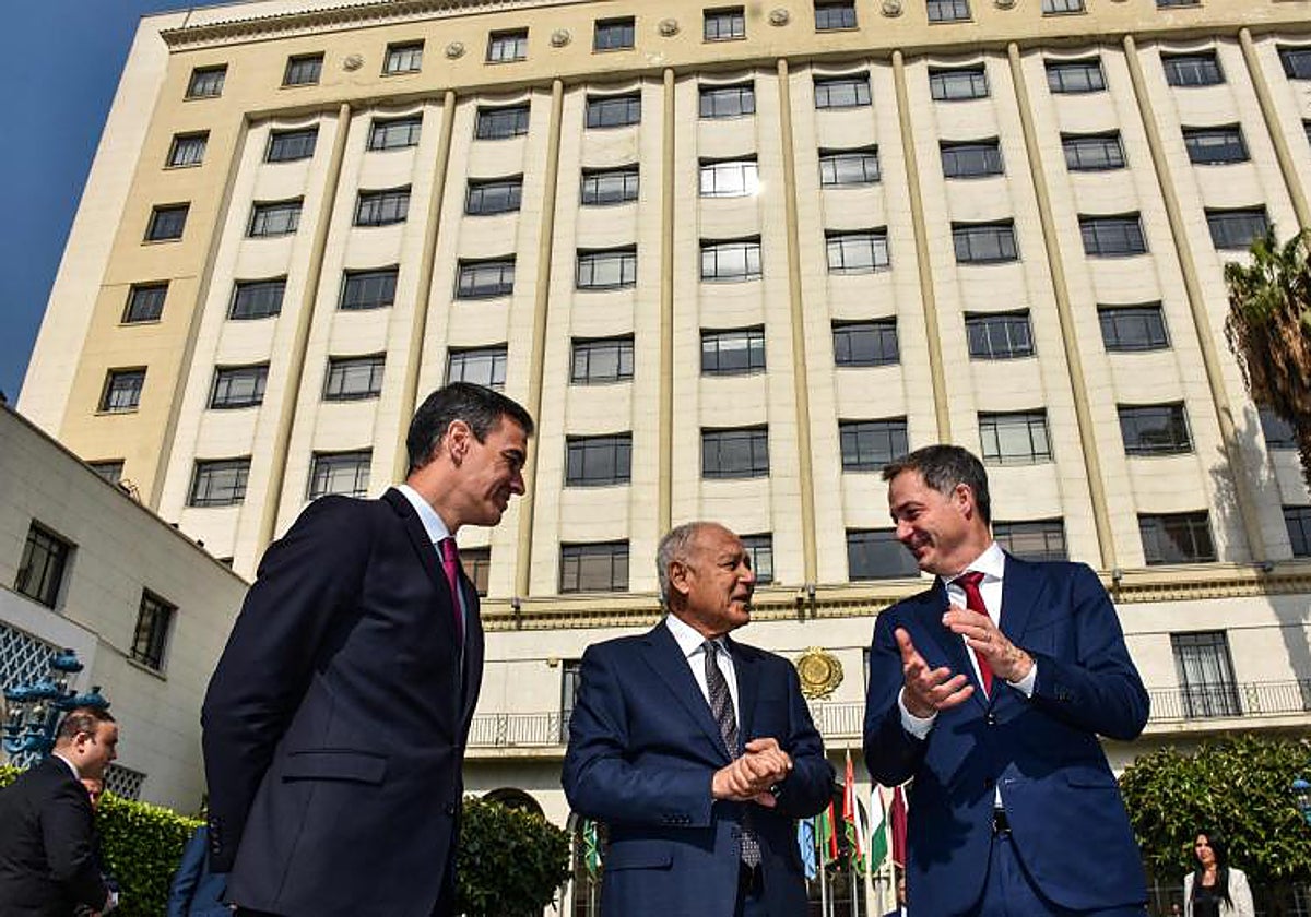 El secretario general de la Liga Árabe, Ahmed Aboul Gheit (C), se despide del presidente del Gobierno español, Pedro Sánchez (I), y del primer ministro belga, Alexander De Croo (D), tras su reunión en la sede de la Organización en El Cairo